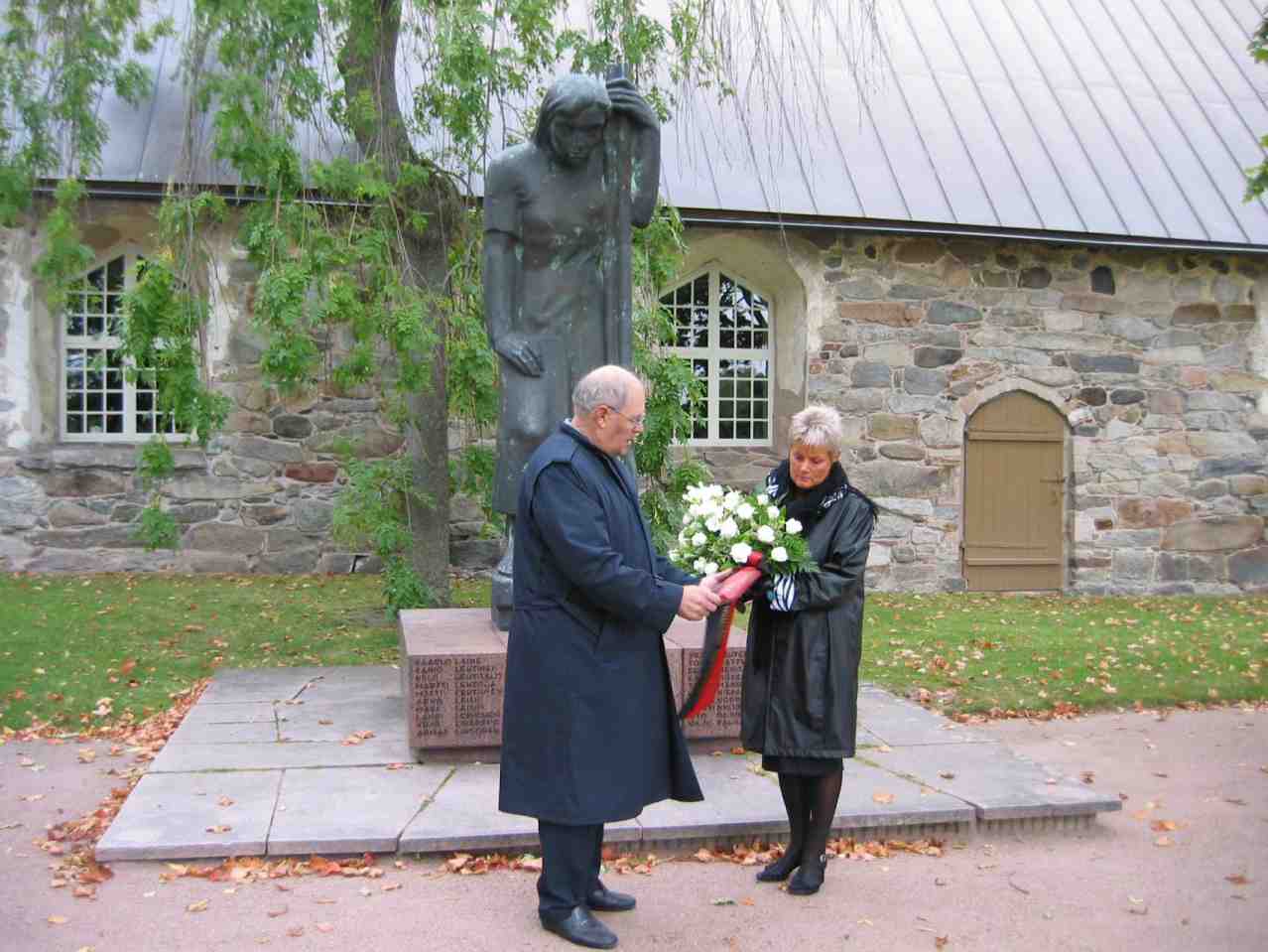 Sankarivainajien muistoa kunnioittaen